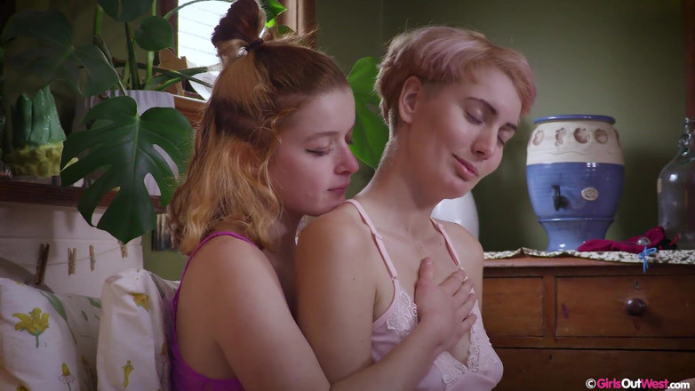Girls Out West: Chlupaté lesbičky Jessie a Ray si hrají s análními kolíky...