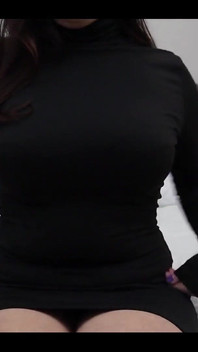 Líbí se ti moje těsné černé šaty?