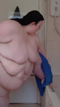 Bella donna SSBBW asciuga il corpo dopo la doccia asciugamano a secco
