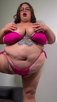 BBW Bikini Babe Angel pieprzy swoją własną grubą ogoloną cipkę i ciasny tyłek