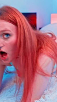 Britânica pequena ruiva Pixie Bell chupa e fode um pau enorme