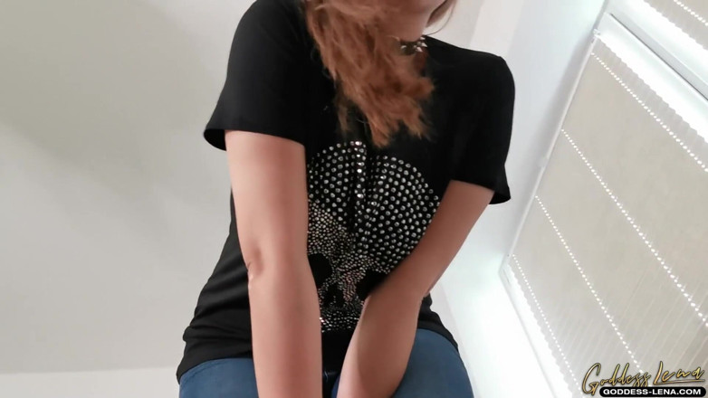 Goddess Lena: baile ke joote aur nange pair men beraham raundna