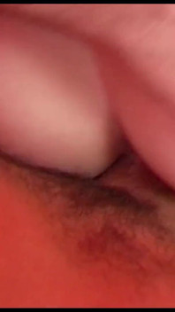 Hübsches teen feiert ihren geburtstag mit großem schwanz und gutem fick