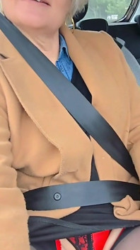 MILF Chaude Et Sexy En Voiture