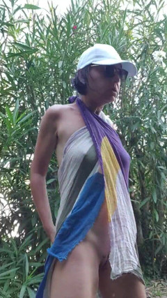 JulieEroticDress: Милфа на публике