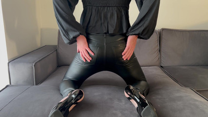 KendraCrossdresser: Sıska deri pantolon ve 7 inçlik topuklu ayakkabılarla twerk yapıyor.