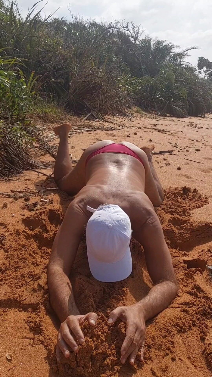 Ladysilvas: Ladysilva in slipje op het strand hete kont