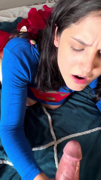 Supergirl humilló: su primera vez someterse a un extraño