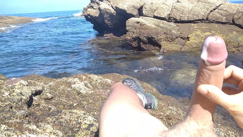 Elvissc: Masturbare cu o pulă mare și tare cu vedere la mare în...