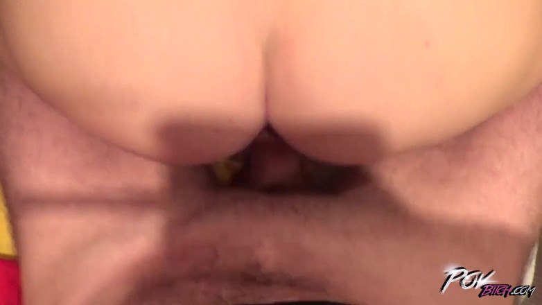 POV Bitch: Due culi perfetti contro un cazzo duro