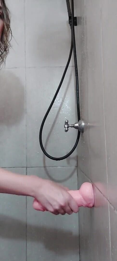 Flor_latina: 操一根假阳具，我在浴室里得到了欲望