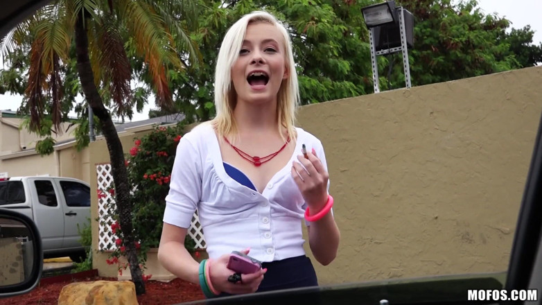 Stranded Teens: Stranded Teens - Petite Maddy Rose cítí bouli a kouří Tonyho,...