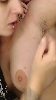 Lesbian bau rambut ketiak lagi asik jilat bulu lesbian