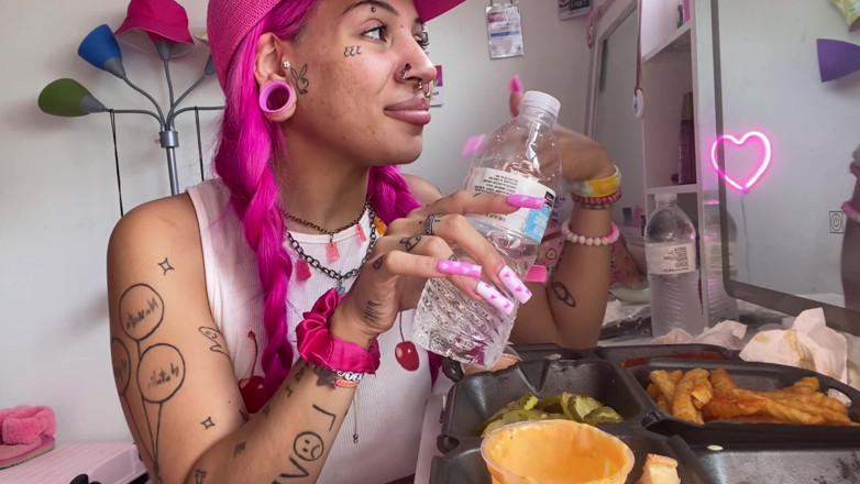 Nali Marie: Cibo piccante Mukbang sulla faccia della piccola ragazza mangiando cibo...