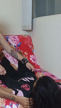 Ho strofinato la mia figa in faccia a mia sorellastra, lei l'ha succhiata tutta e abbiamo finito con il dildo nella figa