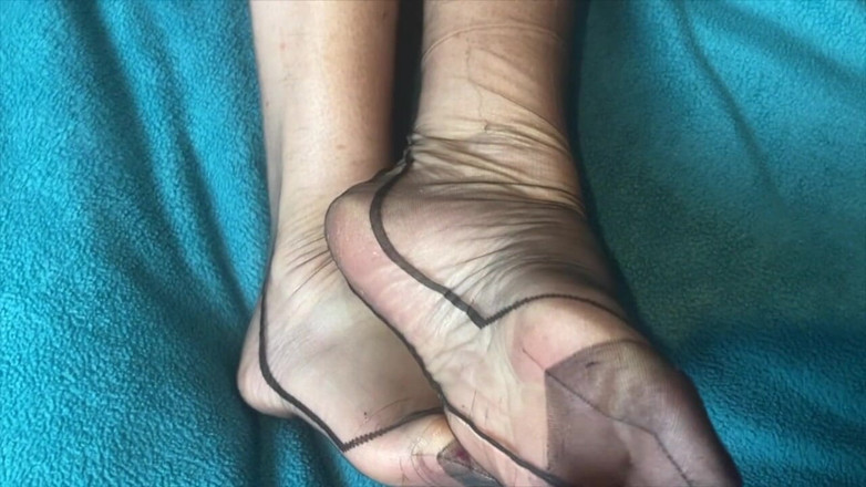 Mr MF: Mevrouw rijpe voeten krijgt speciale crème op haar Ff nylons