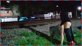 Sokakta seks - polis bizi sperm damlatarak yakalıyor ve insanlar bizi sokakta sikişirken izliyor