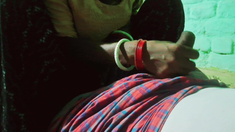 Trilokinath: Büyük memeli üvey anne tesisatçı tarafından sikiliyor