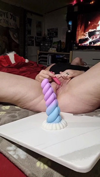 PAWG MILF jezdí na tlustém robertku, aby protáhla tu kundičku