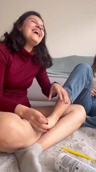 Jak uwielbiam trzymać jej stopy i czuć jej kopnięcia z powodu łaskotania, które jej daję