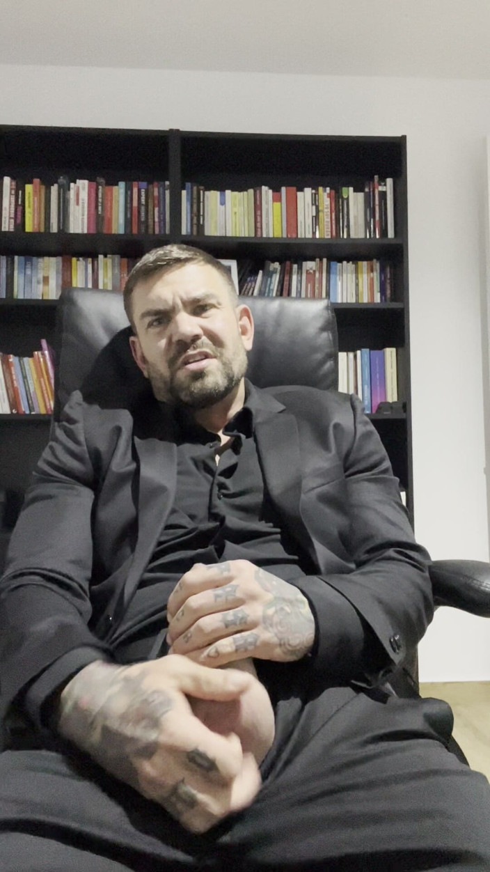 Juan Lucho Gay: Handsome Guy Masturbates in Suit