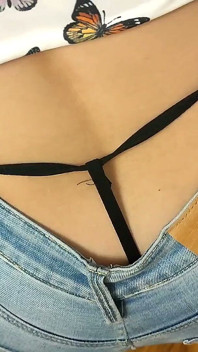 Pemujaan pantat fetish jins & g-string hitam