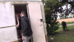 Um marido dá sua esposa loira gordinha como escrava sexual de outro homem pronto para transar com ela em todos os lugares