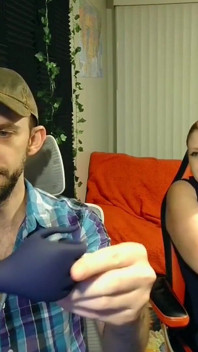 Elpeng masturbatore del pene a forma di dita si spoglia e si masturba