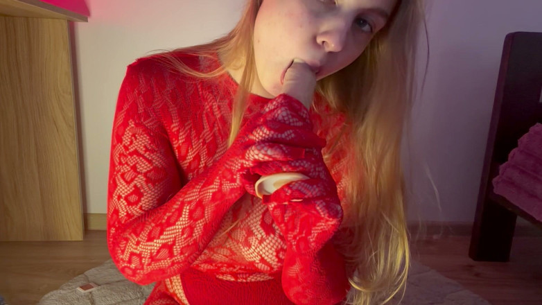 Jucie Lussie: Con Un Traje Rojo De Malla De Cuerpo Completo