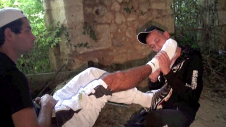 Sneaker Sex Kinky: Soumission d'une basket à l'extérieur