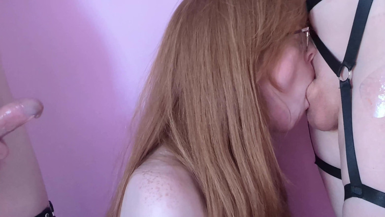 PrincessKitti3: Succhio Il Dei Miei Due Coinquilini Trans in Ginocchio