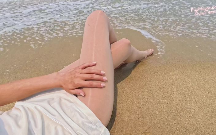 Shiny teens: 867 Beauté sur la plage ... Collants brillants sur le sable