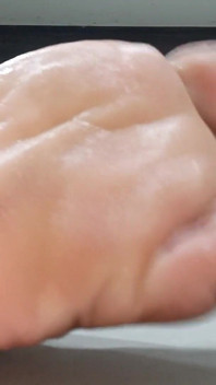 Engrasando mis pies suavemente - fetiche con clip # 2