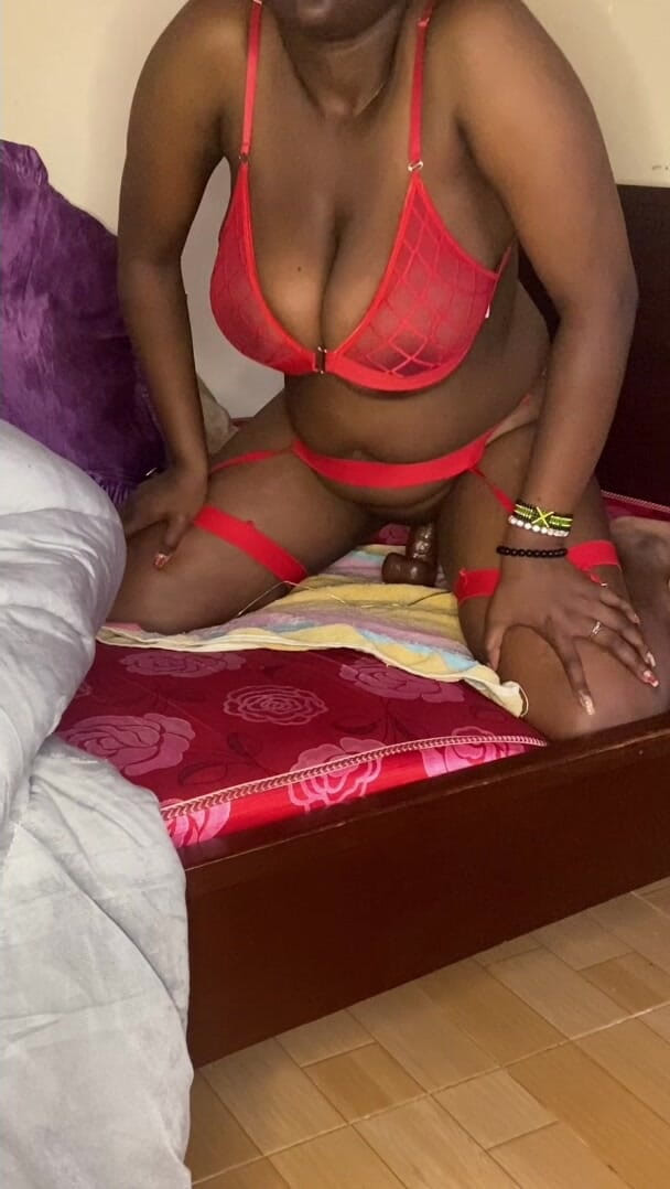 Cursed Temptress: Sexy schwarze, rote dessous-show