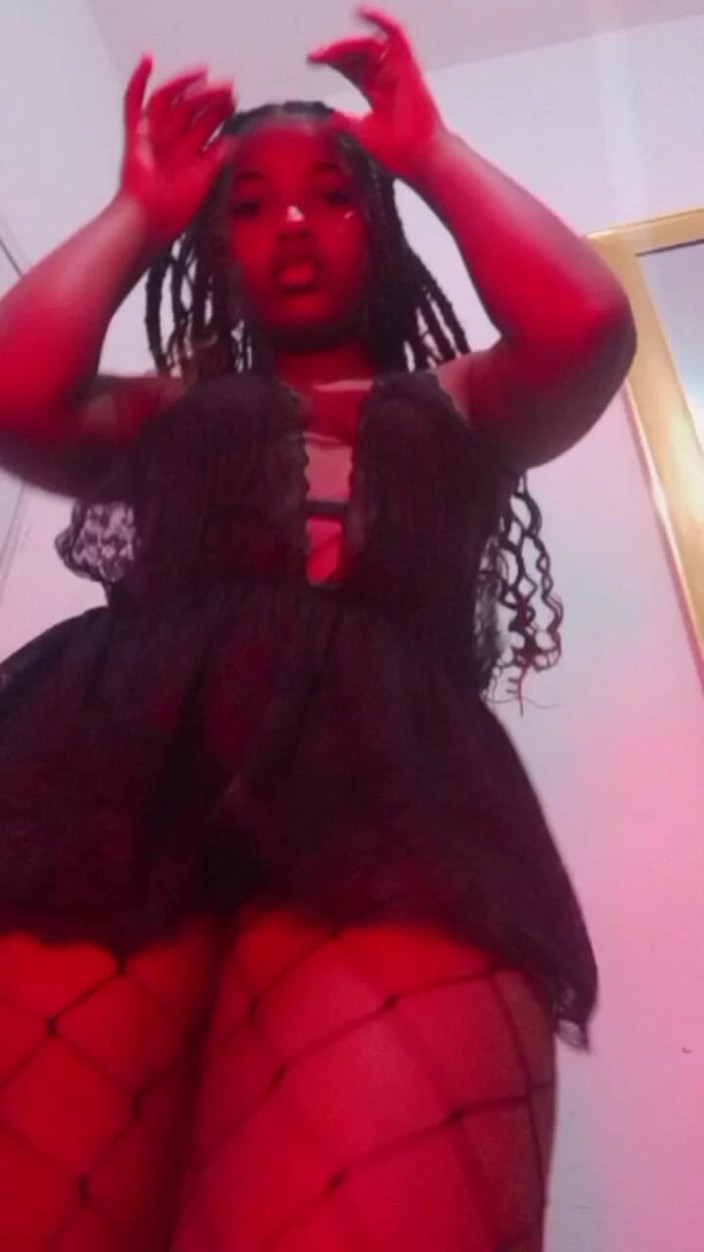 Minayi: 我喜欢做出丰富的恶作剧并开始色情跳舞，这就是你喜欢的