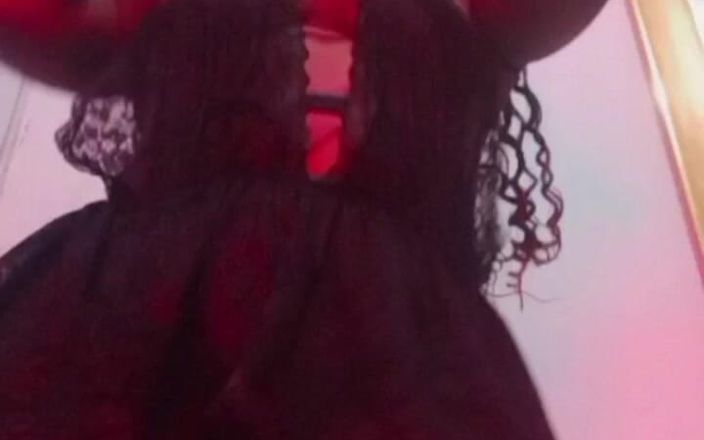 Minayi: Me encanta hacer travesuras ricas y empezar a bailar eróticamente,...