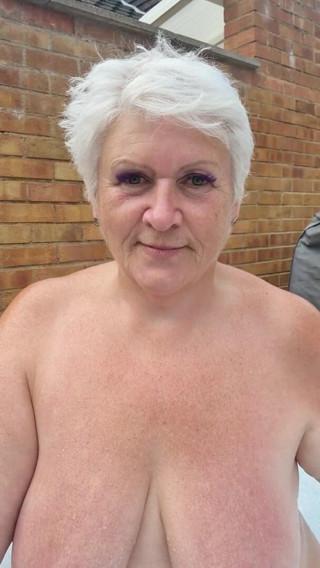 Uk Joolz: Naked tub play