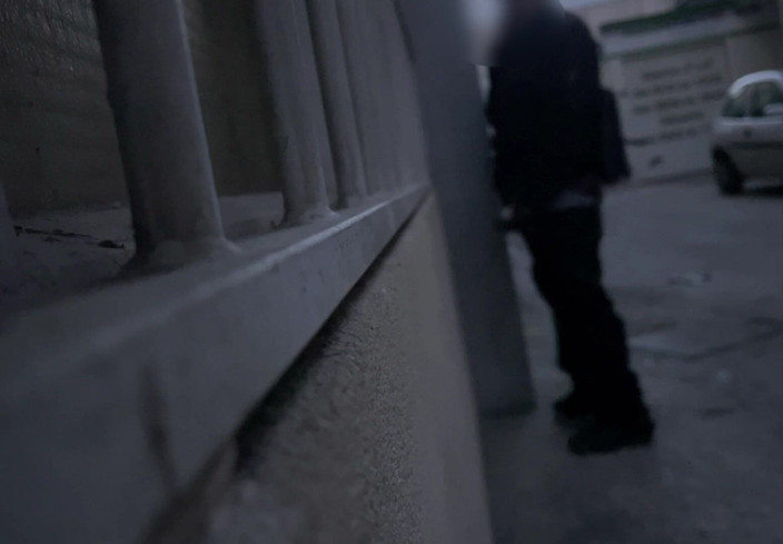 AmateurBoysPissing: Amatör pojkar pissar på gatan, man försöker en snabb avsugning