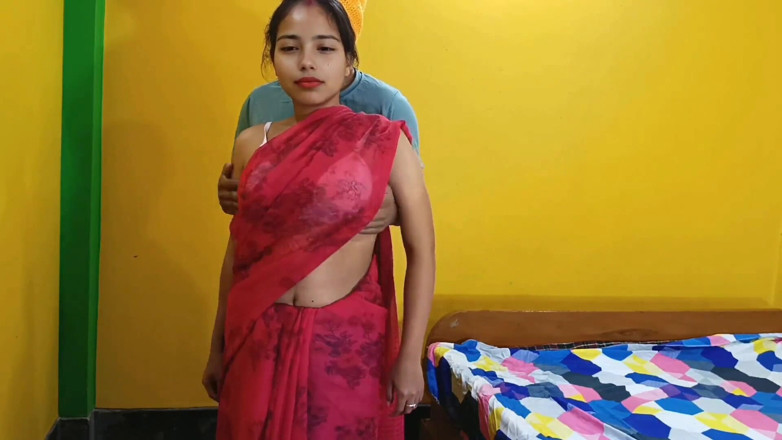 Sexuda: Frumoasă bhabhi cu fundul mare purtând Rad Sari futându-se tare și...