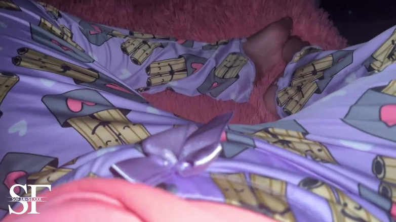 sofiasexxx: Dotknu se půlnoční chlupaté kundičky své mladé a mám orgasmus