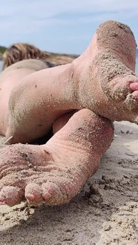 Mit Sand bedeckt und über allem
