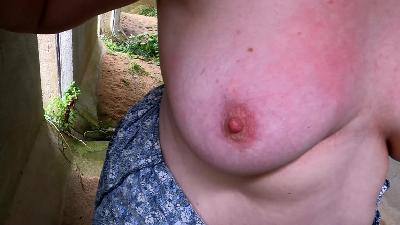 Bouncy Tits Action: Đập núm vú của cô ấy trên công trường xây dựng
