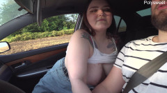 Polly Sweet: 車内でのアソコのいじり - 胸、脚、公衆の場で