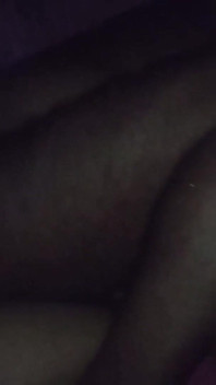 Il pene di mio fratello è molto spesso e entra dentro strappandomi la figa.