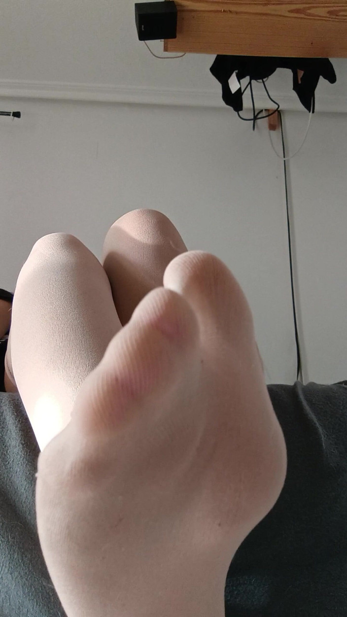 Softbrattypuppy: Uctívejte moje nylonové punčochy a nohy