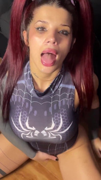 Spider Girl a droit à une fellation incroyable et une baise intense !