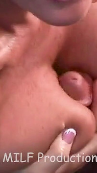 Servírka dodává dezert