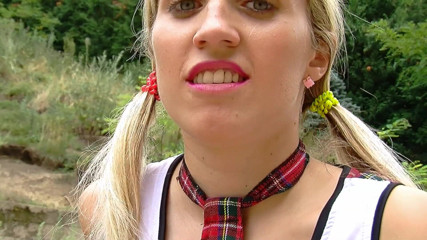 Sexy Amateurz: Студентка на трициклі в сцені мастурбації на відкритому повітрі
