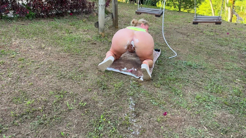 Blondelatinmom: Erotyczna lewatywa z mlekiem i kremem