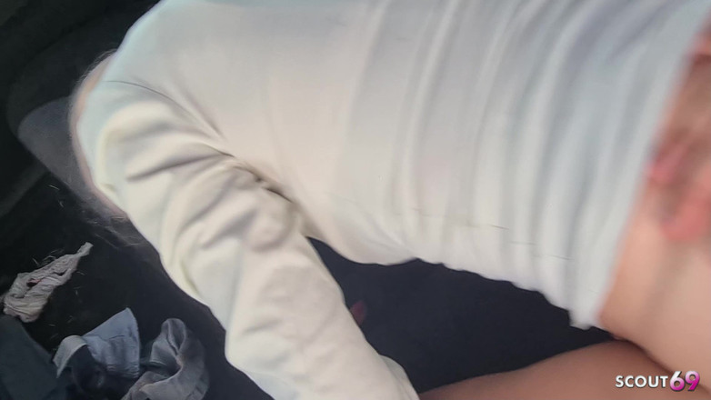 Scout69: Deutsche blonde anhalterin abgeholt und bekommt riskanten pOV-outdoor-fick im auto